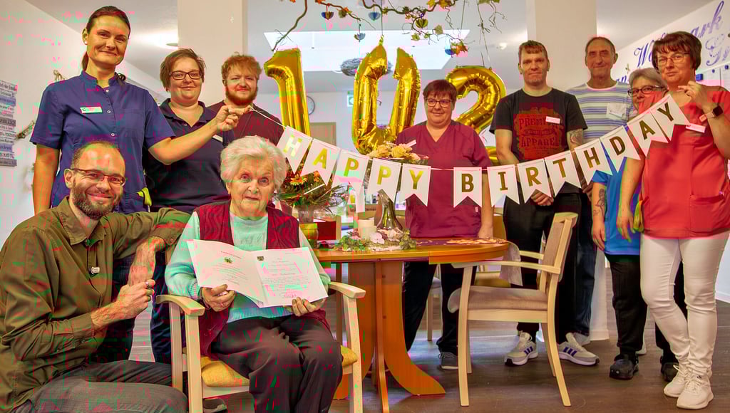 Dora Krägenau mit Humanas-Geschäftsführer Fabian Biastoch (links) und dem Team des Griebener Wohnparkes an ihrem 102. Geburtstag.
