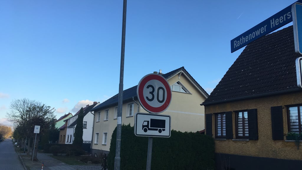 Die Rathenower-Heerstraße in Genthin stand jetzt im Mittelpunkt einer Razzia der Polizei.