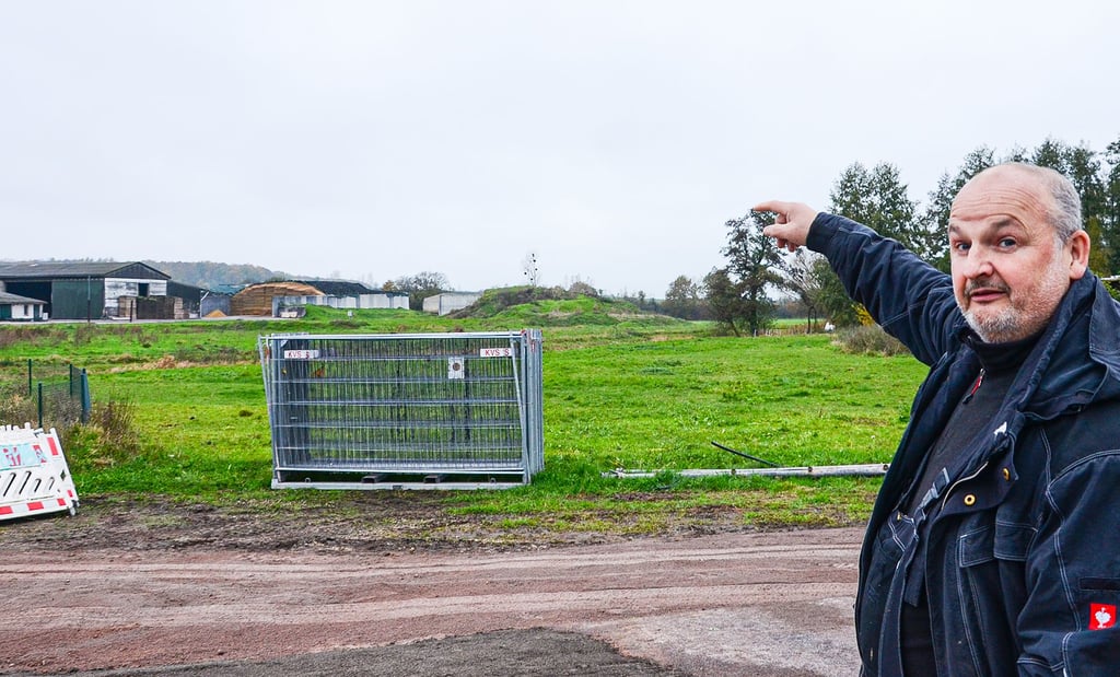 Henry Weske von der Bürgerninitiative vor der Schölecke mit der umstrittenen Anlage im Hintergrund.
