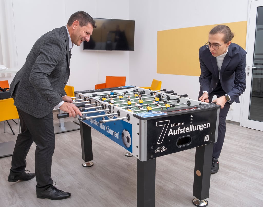 Sie proben den außenpolitischen Doppelpass: Thomas Schulze und John Lucas Dittrich am Tischkicker.