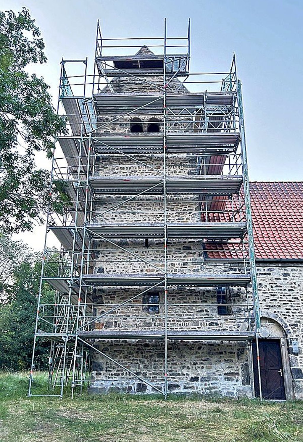 Der Turm der Paulskirche in Seehausen ist derzeit schon eingerüstet.