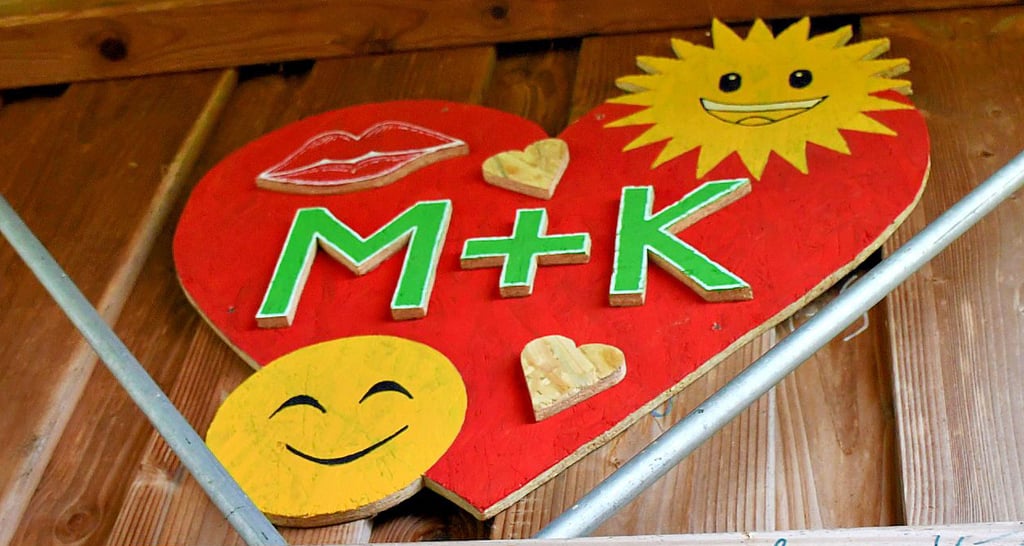 Um dieses Herz ganz oben an der Wand anzubringen, war Klettervermögen nötig.