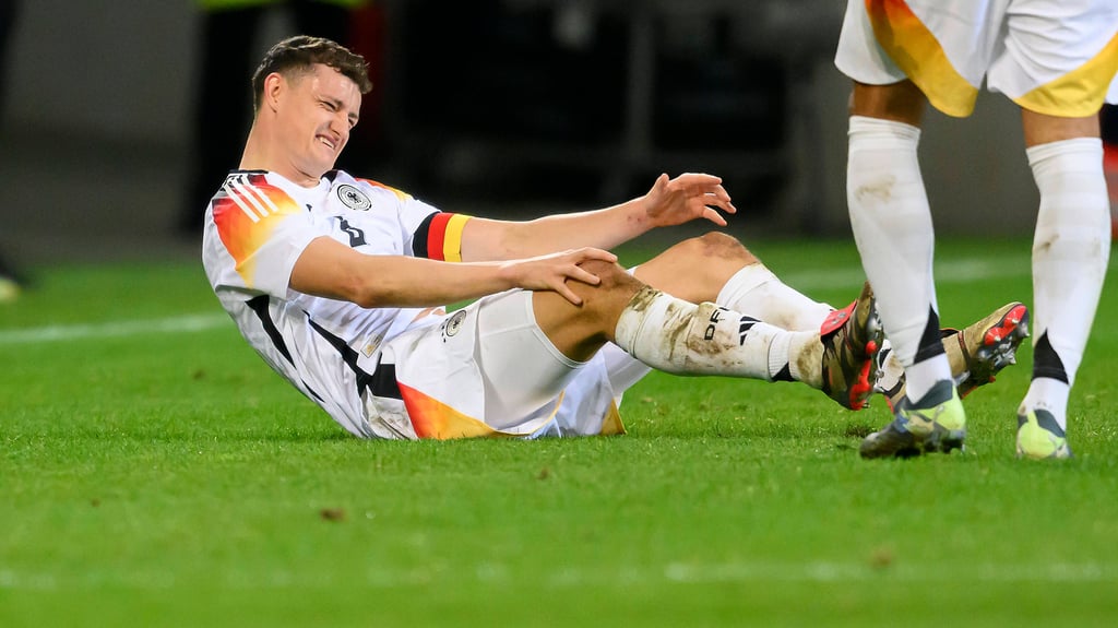 Eric Martel liegt verletzt am Boden.