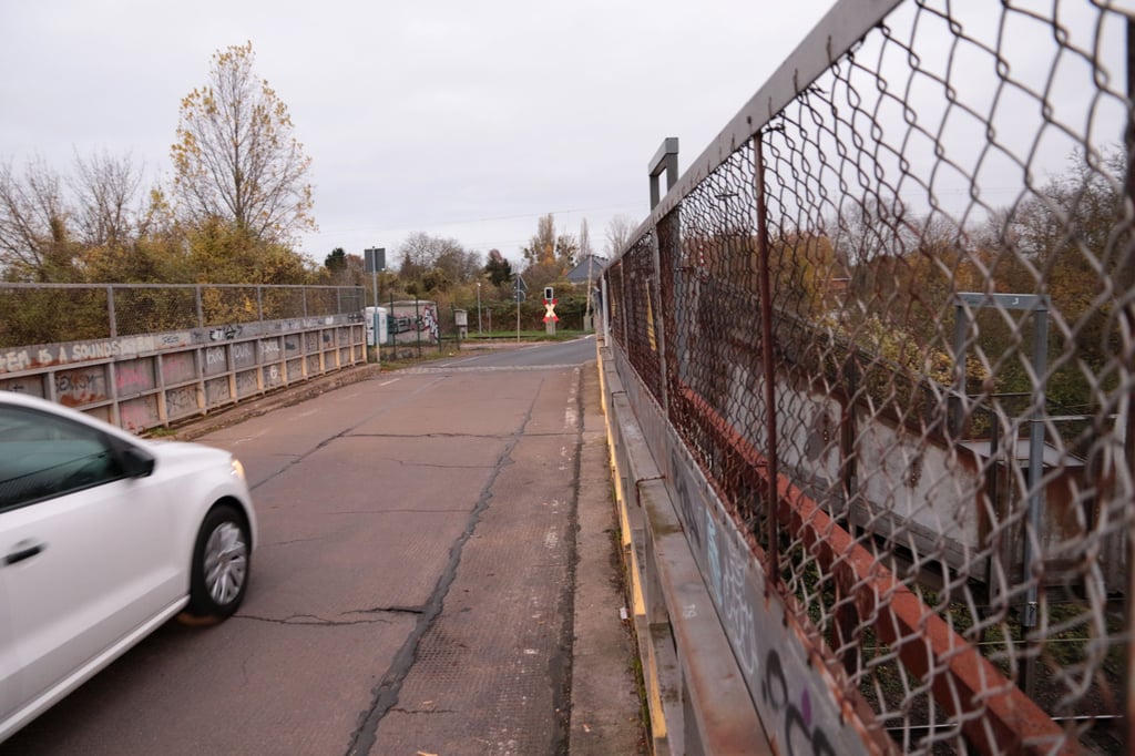 Die Brücke ermöglicht eine Überfahrt zwischen Alt Salbke und dem Quartier Lüttgen-Salbke.