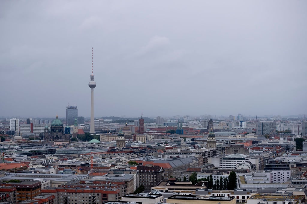 Herbstlich grau, doch zunächst noch niederschlagsfrei startet das Wochenende in Berlin und Brandenburg. Der Sonntag hält jedoch auch Regen bereit. (Symbolbild)