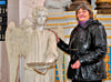 Karin Froreck ist eine der ehrenamtlichen Kirchenführerinnen in Schönhausen. Der Taufengel am Altar ist ihr der liebste, sie hat ihn für sich auf den Namen Johannes getauft.