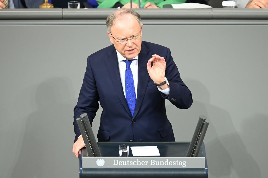 Niedersachsens Ministerpräsident Weil sieht beim Deutschlandticket weiterhin auch den Bund in der finanziellen Verantwortung. (Archivbild)