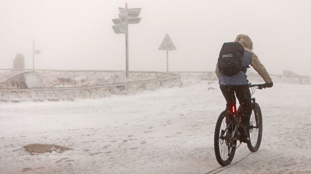 Ein Radfahrer ist auf dem Brocken unterwegs. Frost und erste Schneeflocken bestimmen derzeit das Wetter auf dem Brocken. Doch für Wintersport reicht der Schnee im Harz immer seltener.