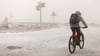 Ein Radfahrer ist auf dem Brocken unterwegs. Frost und erste Schneeflocken bestimmen derzeit das Wetter auf dem Brocken. 