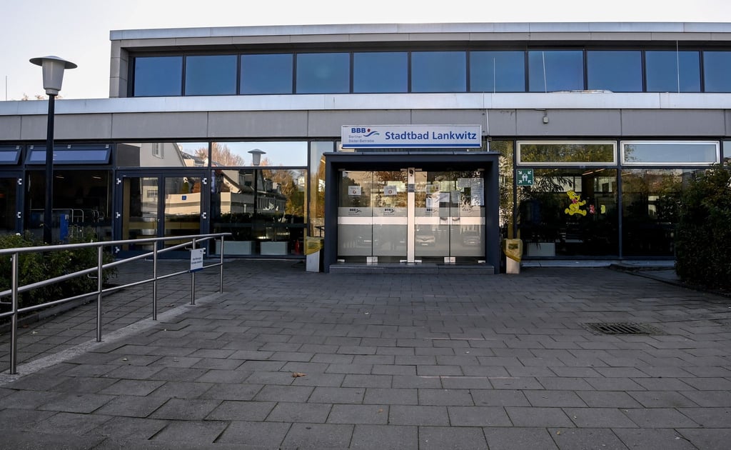 Bei einem Badeunfall im Stadtbad Lankwitz ist eine Vierjährige im Krankenhaus. (Archivbild)