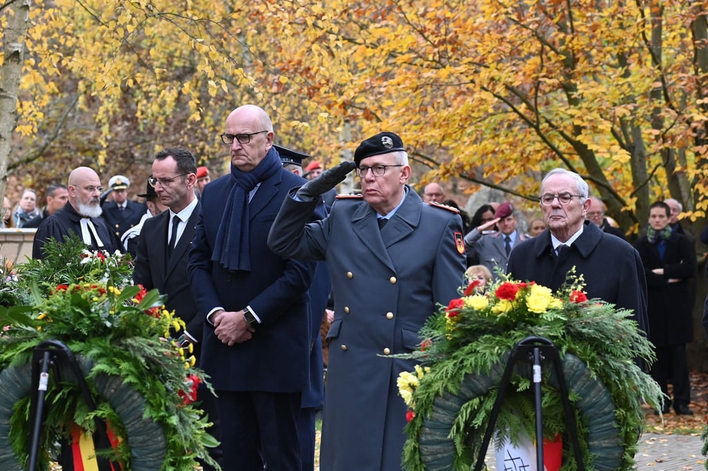 Mit einem Festakt bei der Gedenkstätte „Wald der Erinnerung“ wurde die gestorbenen Soldaten der Bundeswehr gewürdigt.