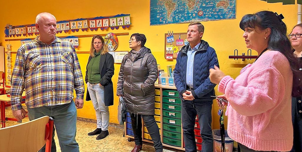 Der Sozial- und Kulturausschuss der Stadt Zahna-Elster tagt in der Grundschule von Zahna. Schulleiterin Silke Reimann (r.) erläutert die vielen Baustellen des Gebäudes unter anderem in den Klassenräumen.