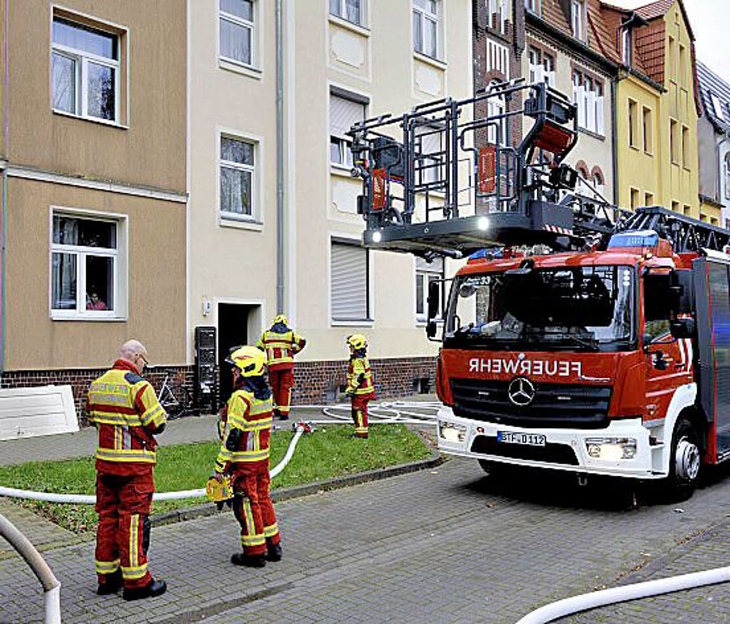Die Feuerwehr löscht einen Kellerbrnad in der Schreberstraße in Bitterfeld.
