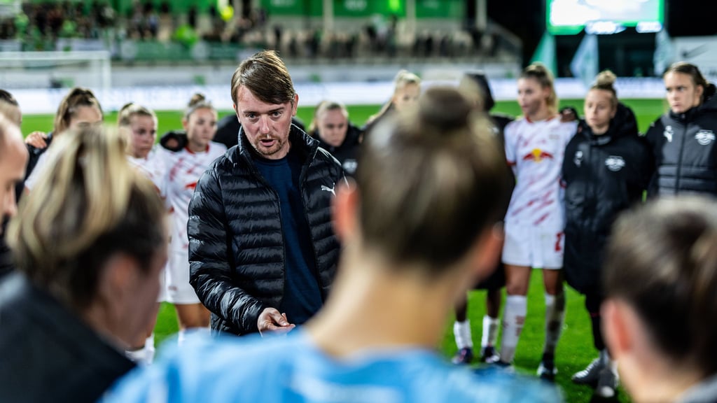 Leipzigs Cheftrainer Jonas Stephan versammelt sein Team um sich.