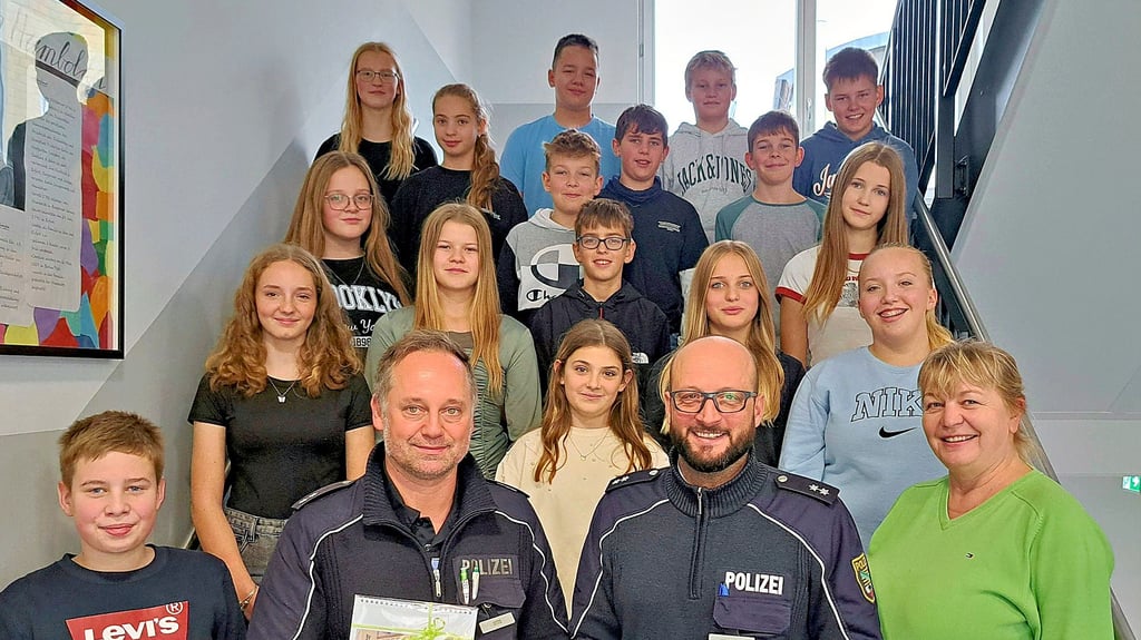 Mit selbst gemachten Kalendern vom gemeinsamen Fahrradausflug haben sich die Schüler der Klasse 7.2 des Hettstedter Humboldt-Gymnasiums bei den Polizisten Sebastian Otto (vorn, 2.v.li.) und Christoph Kindeleit bedankt.