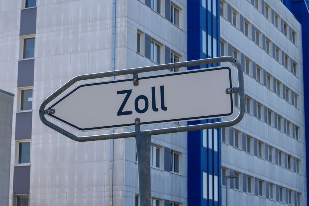 Nach Kontrollen im Logistiksektor untersucht der Zoll zahlreiche Verstöße gegen Arbeitsrecht und Mindestlohn. (Archivbild)