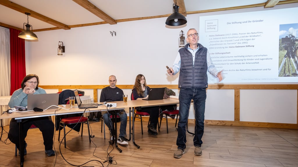 Heiko Schumacher ist Leiter des Geschäftsbereichs Biodiversität bei der Heinz-Sielmann-Stiftung. Er stellt in Klöden den aktuellen Stand des Naturschutzgroßpojektes zwischen Klöden und Bösewig vor. Hinter ihm am Tsich sitzen Elke Kühne, Manuel Neukirchen und Vanessa Ochlast (v.l.).