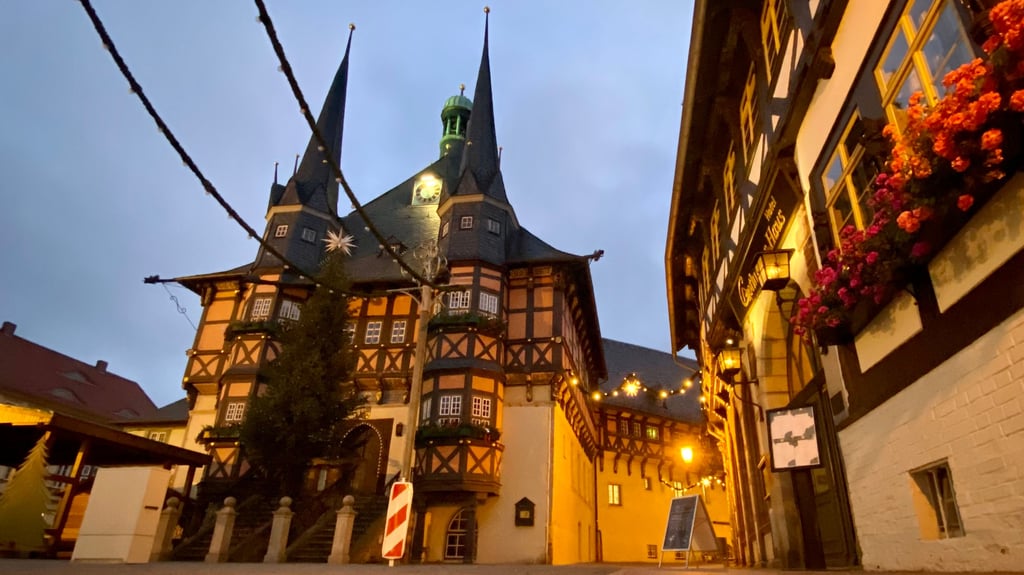 Das historische Rathaus von Wernigerode wird zum Welt-Frühgeborenen-Tag besonders angestrahlt.