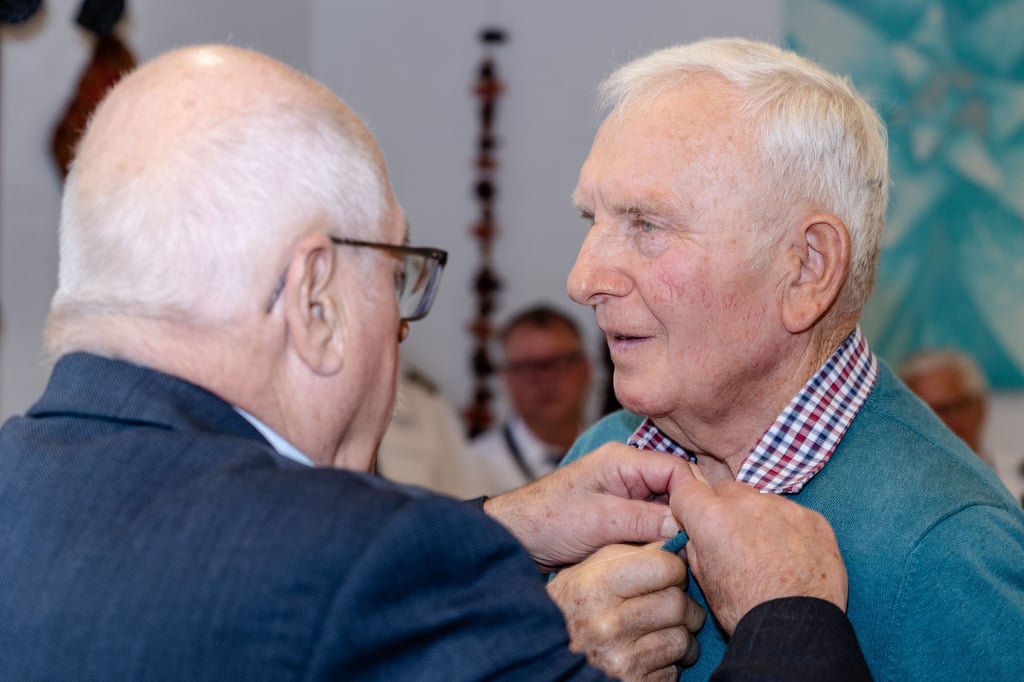 Willi Richter (r.) erhält seine Ehrennadel des Bundesverbandes der Landsenioren direkt an den Pullover durch Horst Schnellhardt, den Vorsitzenden des sachsen-anhaltischen Landesverbandes.