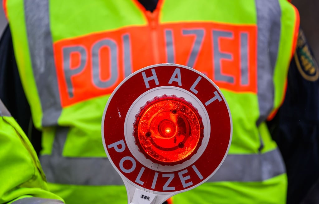 Ein 15 Jahre alter Mopedfahrer ist vor einer Kontrolle der Polizei geflüchtet. (Symbolbild)