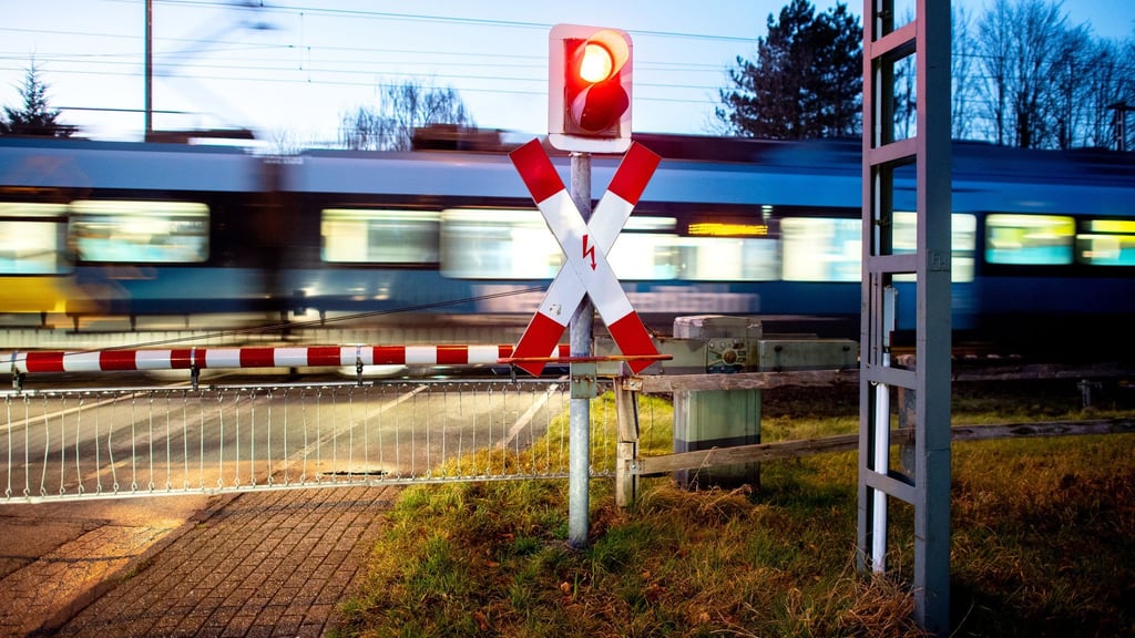 Im Landkreis Wittenberg hat ein 18-Jähriger eine geschlossene Halbschranke umfahren wollen. Dabei kollidierte sein Auto mit einem Zug.