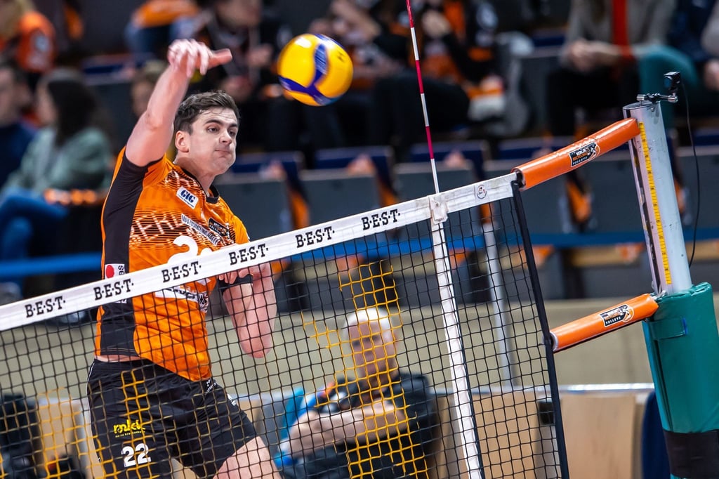 Jake Hanes feiert mit Berlin den nächsten Sieg.
