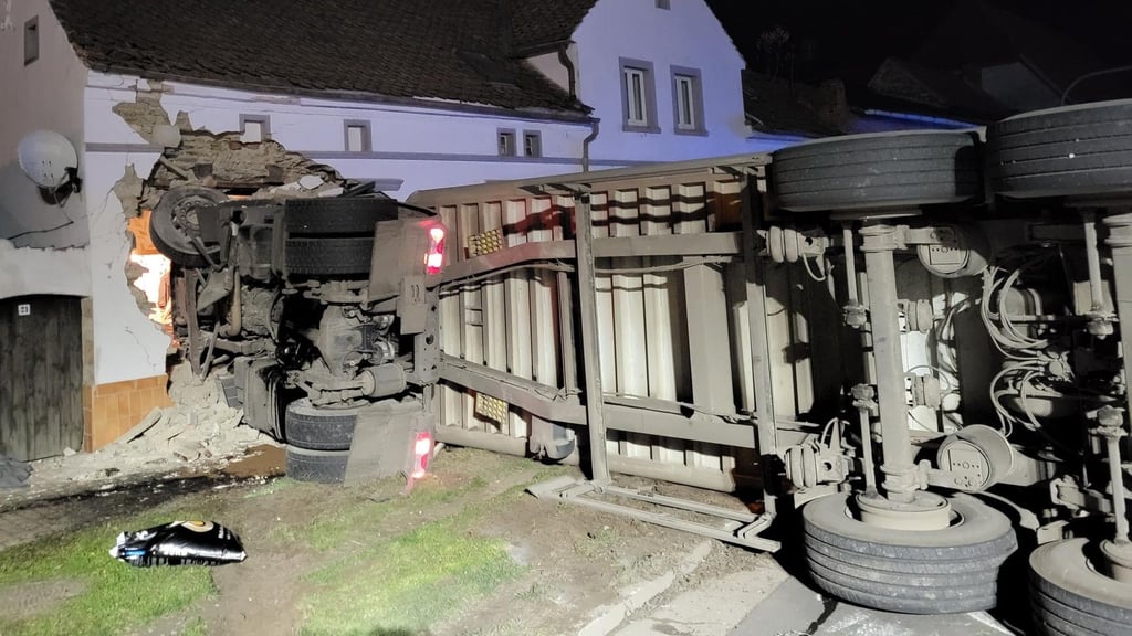 In Remkersleben im Landkreis Börde ist ein Lkw nach einer Kollision mit einem Auto in ein Wohnhaus gekracht.