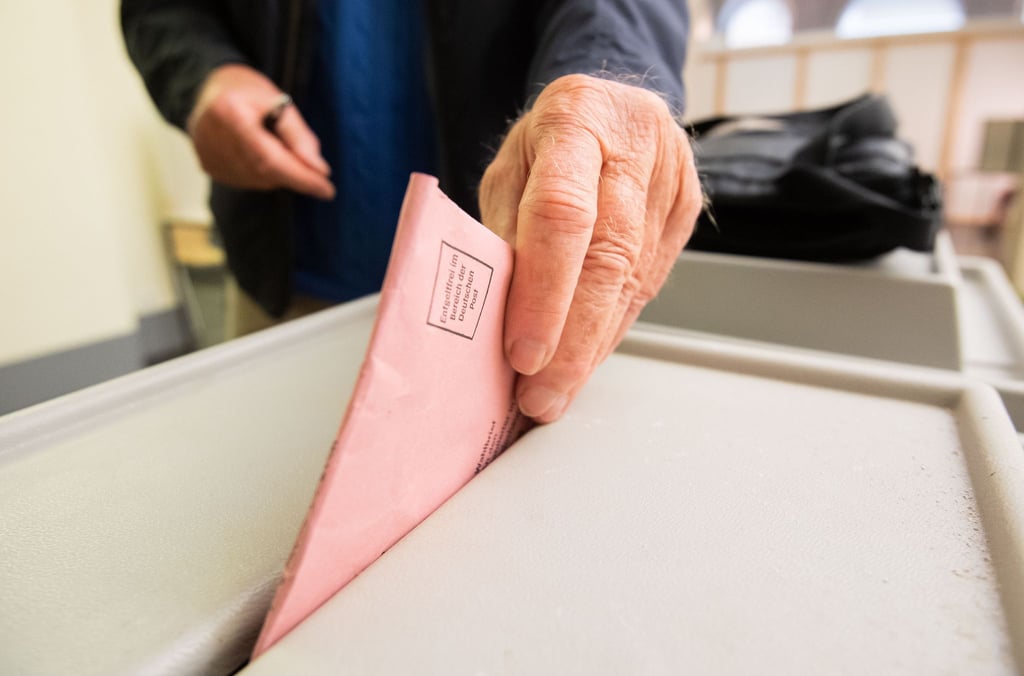 Für die Neuwahl des Bundestags werden in Städten und Gemeinden Wahlhelfer gesucht. (Archivbild)