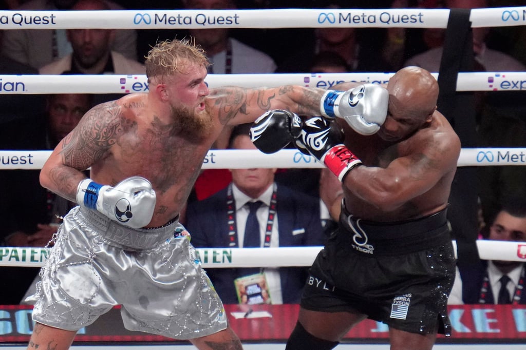 Mike Tyson (rechts) musste deutlich härtere Treffer einstecken als sein 31 Jahre jüngerer Gegner.