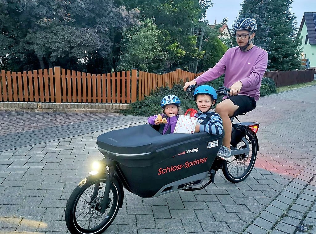 Christian Wittig testet mit seinen Kindern den „Schloss-Sprinter“.