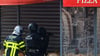 Polizisten stehen vor dem Restaurant in Issy-les-Moulineaux.