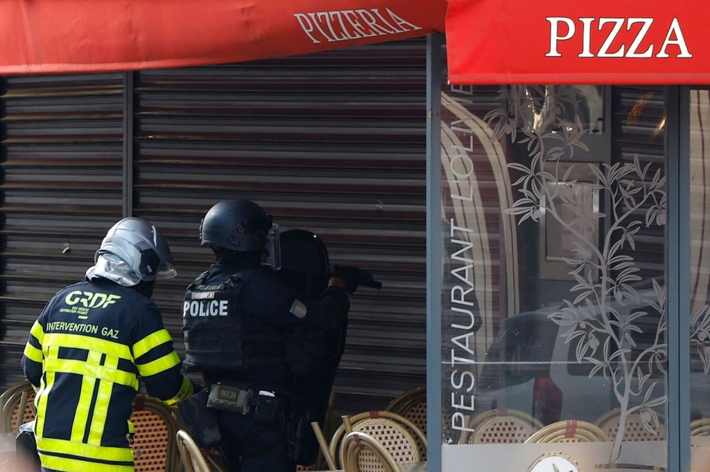 Polizisten stehen vor dem Restaurant in Issy-les-Moulineaux.