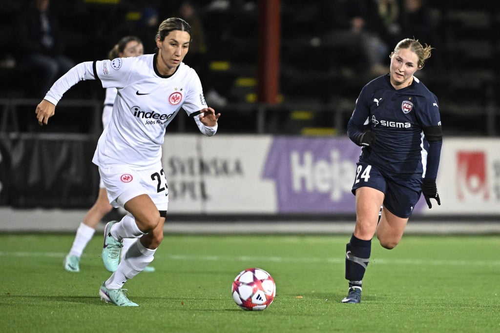 Frankfurts Sara Doorsoun (l) verwandelte gegen Hoffenheim einen kuriosen Handelfmeter.