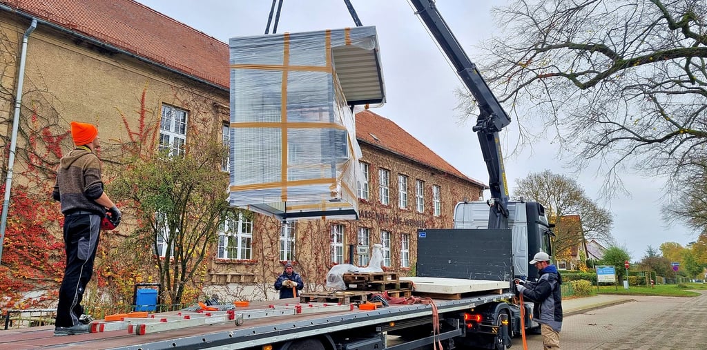 Das neue Wartehäuschen für die Bushaltestelle Grundschule in Havelberg.