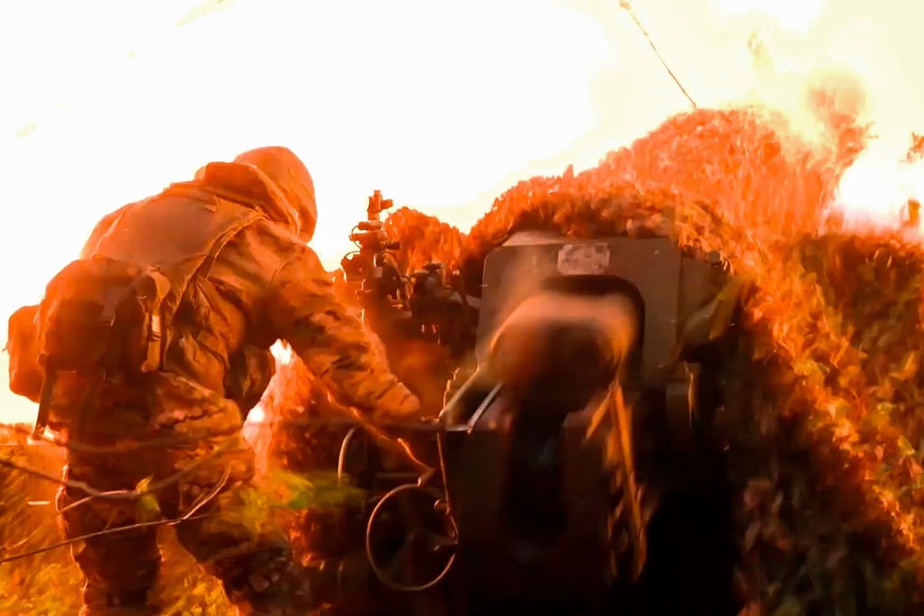 Russische Artilleristen erhalten Waffen aus Nordkorea. (Archivbild)