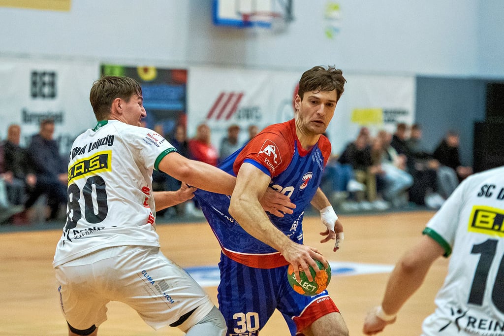 Kapitän Marcel Popa (am Ball), hier in einem früheren Spiel, überzeugte gegen das Topteam aus Hannover im Angriff, konnte die knappe Niederlage der Burgenländer im Naumburger „Euroville“ aber nicht verhindern.