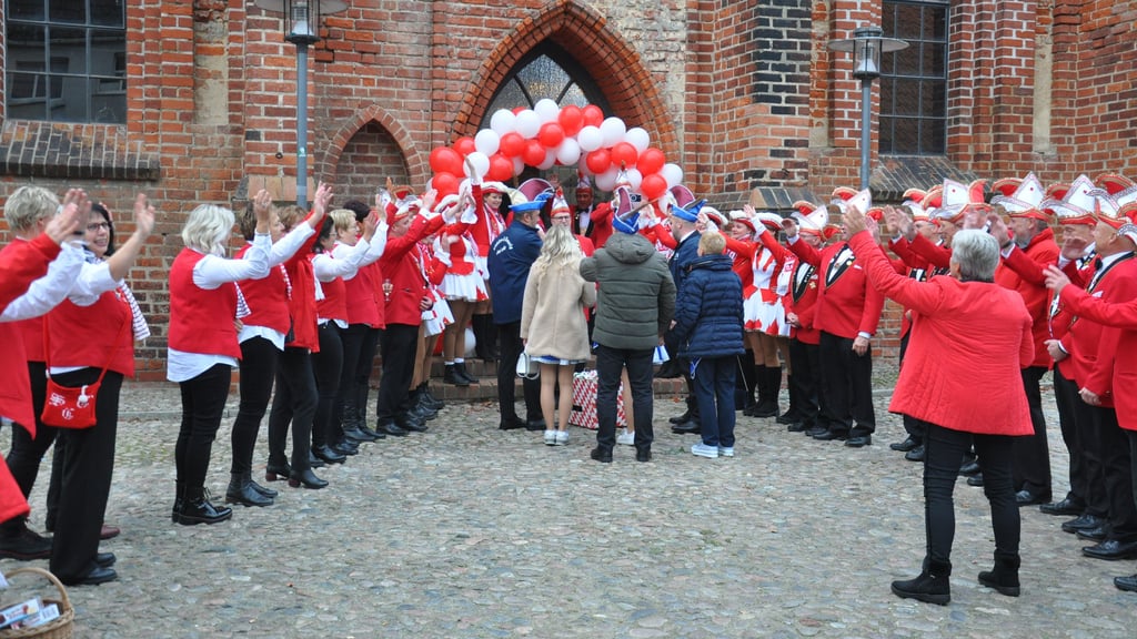 Festakt anlässlich des 70-jährigen Vereinsbestehens des Seehäuser Carnevalsclus (SCC) am 16. November 2024 in der Salzkirche Seehausen: Die organisierten Narren in Rot-Weiß empfangen ihre Gäste mit lautstarkem „Seehausen, hajo“.