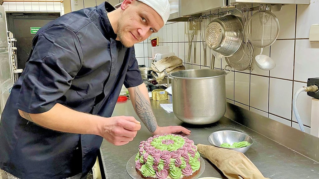 Phillipp Rhodmann zaubert eine Pistazien-Cassis-Torte mit einer Himbeefüllung, eine Kreation zum Thema „Harry Potter“. Mit der Torte wird ein Geburtstagskind überrascht.