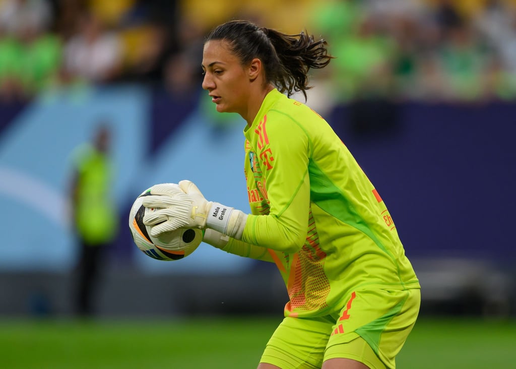 Bei Torhüter Maria Luisa Grohs vom FC Bayern ist ein bösartiger Tumor diagnostiziert worden.