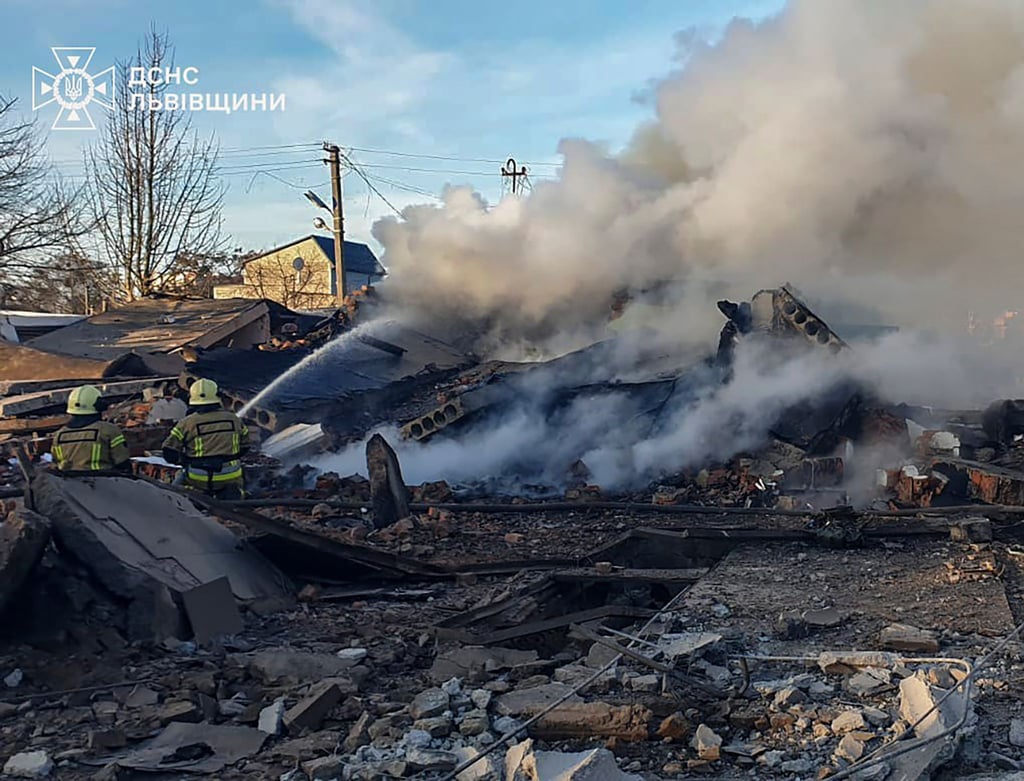 Feuerwehrleute löschen einen Brand in Lwiw nach einem russischen Raketenangriff.