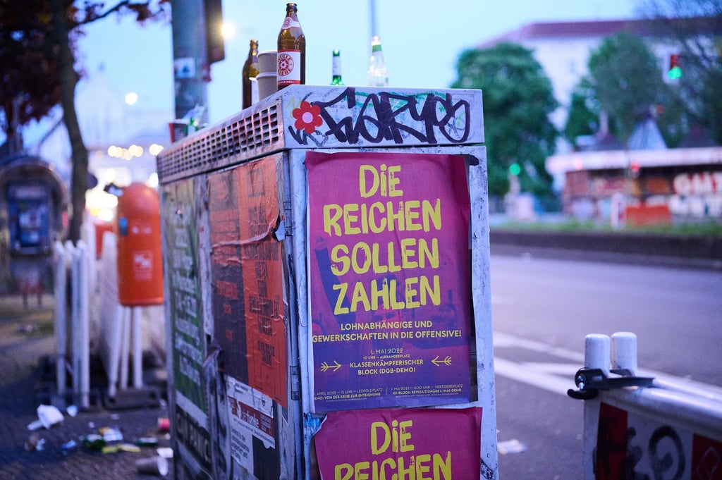 Gegen unerlaubtes Plakatieren in Berlin kommen die Bezirke nicht an. (Archivbild)