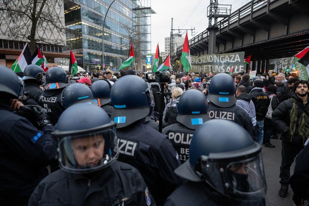Bei der Demonstration für Palästina und gegen Israel nahm die Polizei auch vereinzelt Teilnehmer fest.