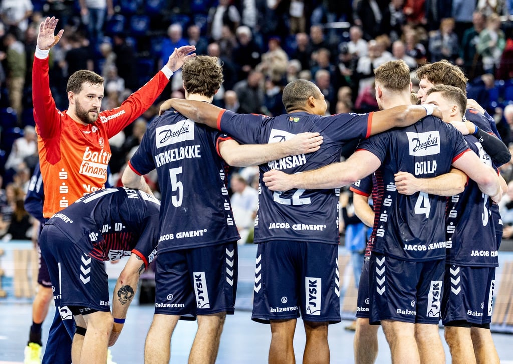 Die Spieler der SG Flensburg-Handewitt feiern den Derby-Sieg.
