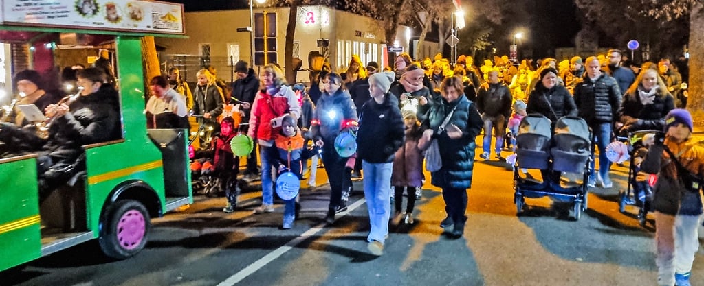 Beim Laternenumzug der Kita"Regenbogen" in Havelberg waren viele Kinder und Erwachsene mit dabei. Die Feuerwehrkapelle Elbe-Havel-Land musizierte in der Bimmelbahn, die den Zug anführte.
