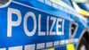 Ein 44-jähriger Fahrer schert während dem Abbiegen zu weit nach links aus und kollidiert dabei mit einem anderen Fahrzeug.