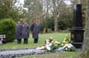 Am Volkstrauertag legten Vertreter aus Politik und Bundeswehr Kränze am Gedenkstein für die Opfer des Zweiten Weltkriegs auf dem Friedhof Weißenfels nieder.