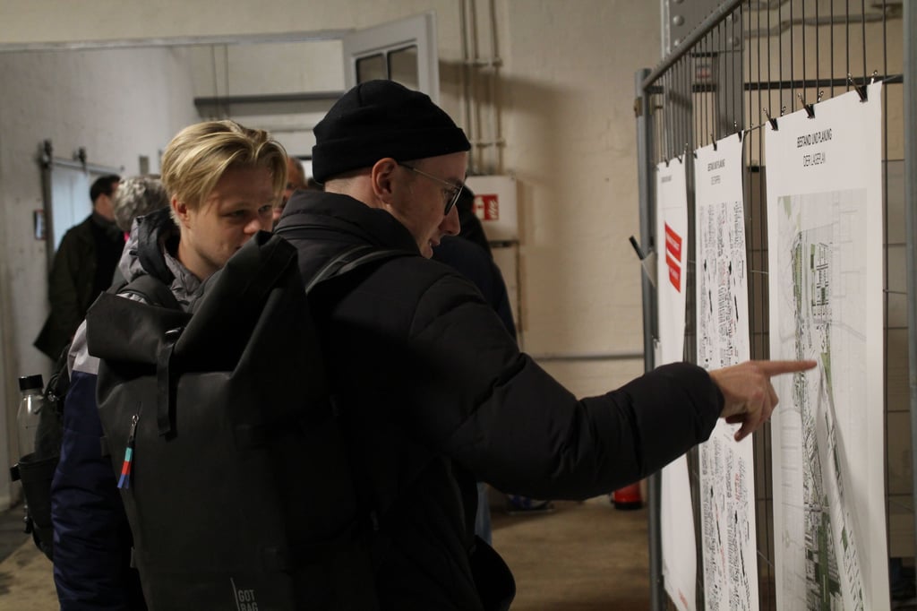 Besucher der Planwerkstatt am Montagabend beim Betrachten des ausgearbeitenden Stadtplanungs-Konzepts für die östliche Innenstadt