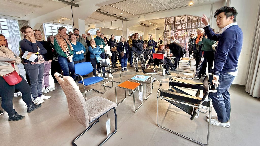 Großer Andrang herrschte bei der Ausstellungseröffnung von „Mehr als echt (More than real)“ im Bauhaus. Künstler Jun Yang (r.) wagt ein Experiment, die Stiftung hat sich darauf eingelassen.