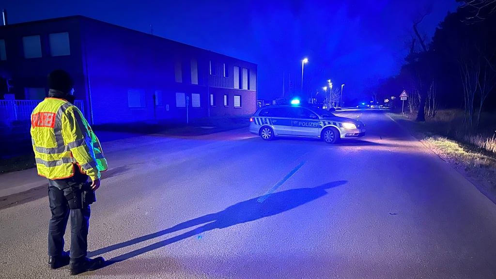 Nach dem Bombenfund nahe des Elbe-Havel-Kanals hat die Polizei den Bereich am Kieswerk bei Burg weiträumig abgesperrt