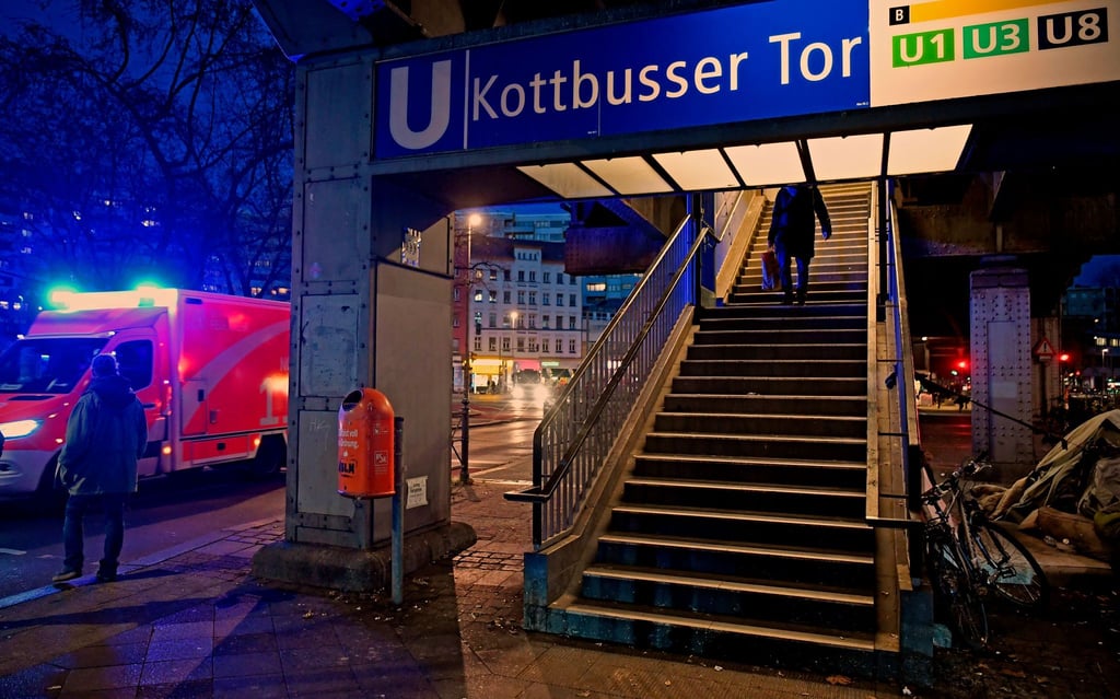 Am Kottbusser Tor und dem U-Bahnhof in Berlin-Kreuzberg ist eine Verbotszone für Messer geplant. (Archivbild)